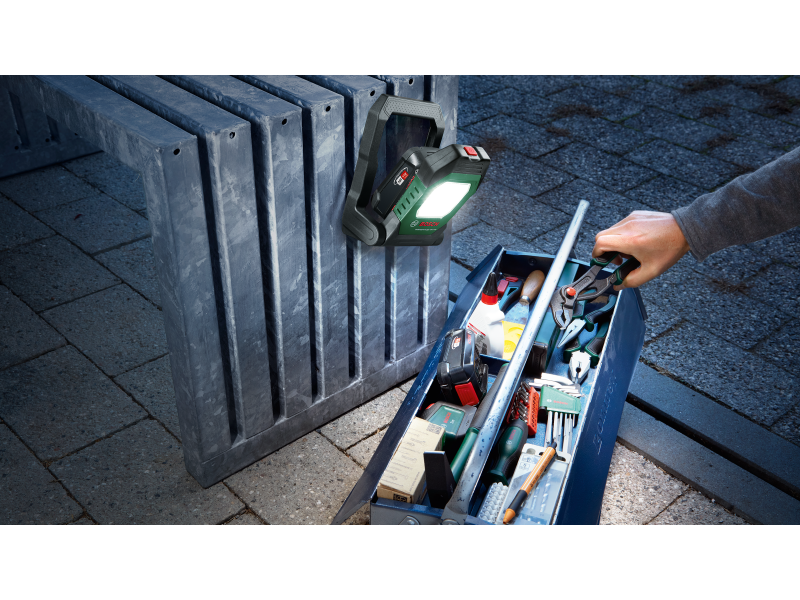 Akumulatorska delovna LED svetilka Bosch UniversalWorkLight 18V-2100 v kartonu, 2100lm, 0.5kg, 06039A1300